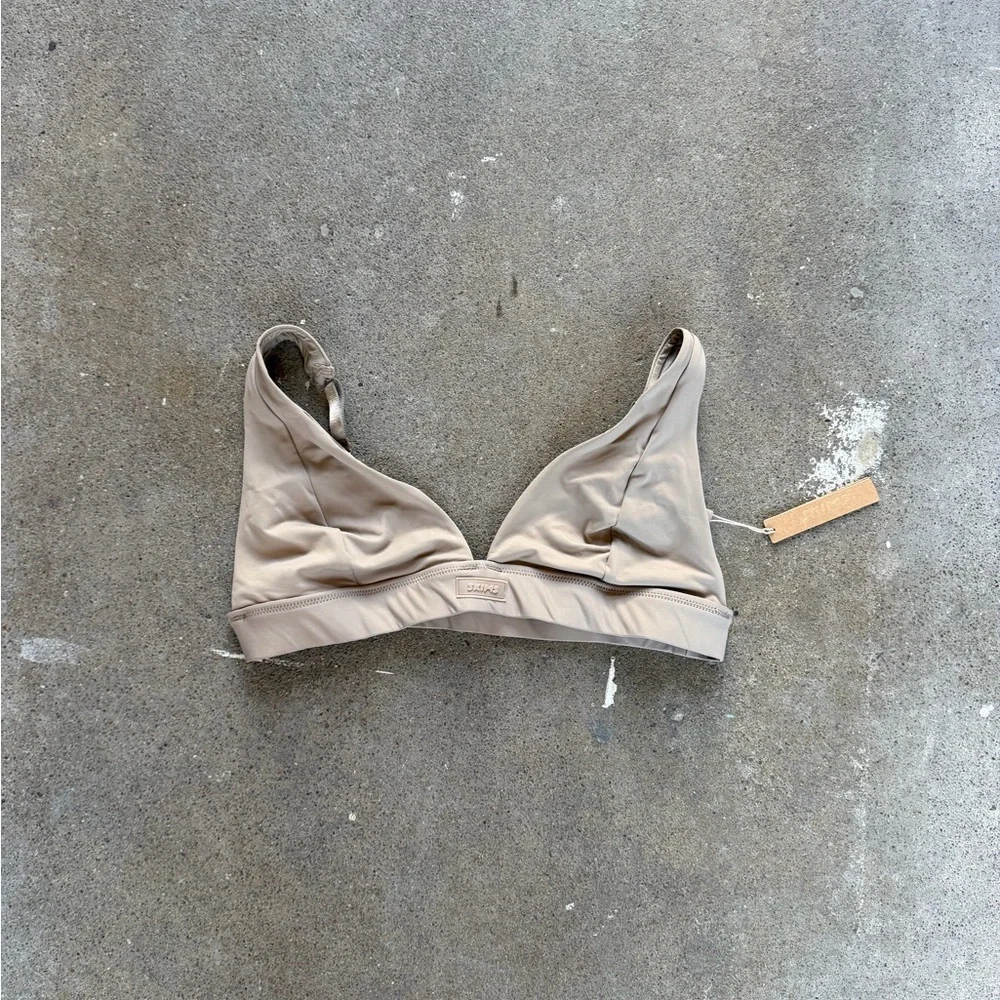 NWT Skims Recycled Swim Plunge Bikini top in Desert Size Large Swimwear Triangle